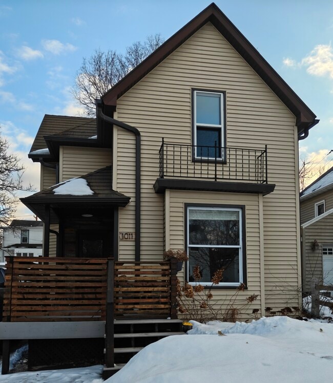 Building Photo - 1011 E Grand Ave