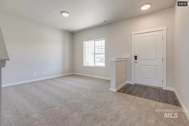 Building Photo - Spacious Home with Den!