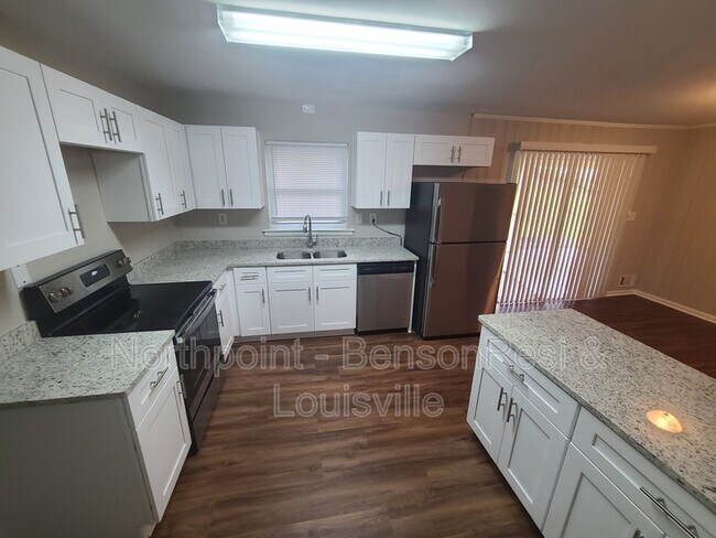 Building Photo - 2223 Shamrock Dr