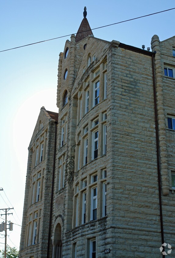 Foto del edificio - McCarthy State Manor Condominiums