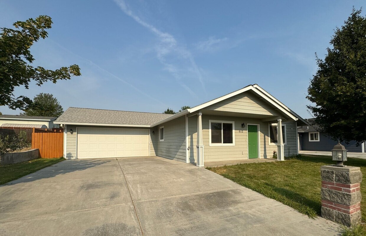 Primary Photo - Nice Home in Kennewick