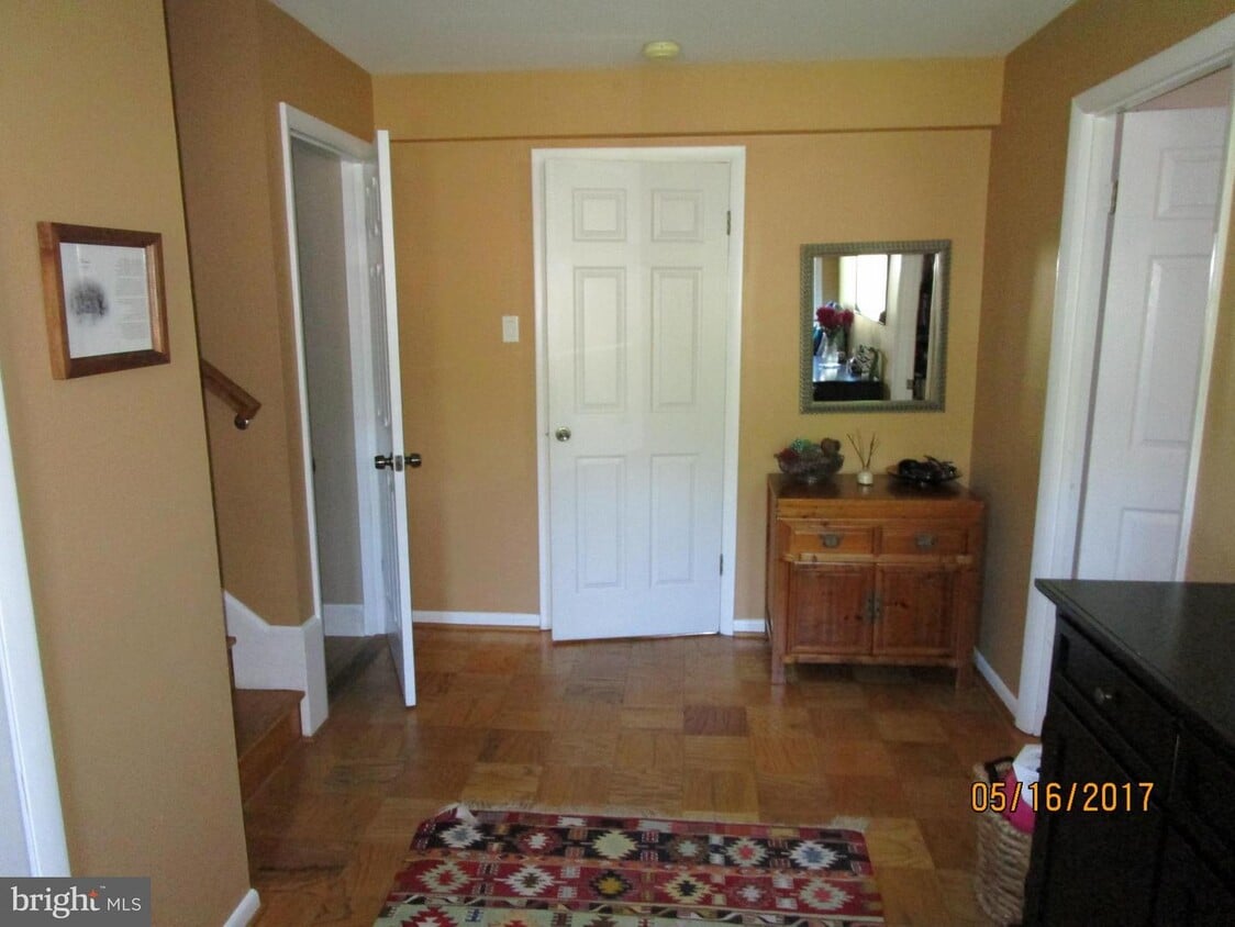 Primary Photo - 2526 N George Mason Dr