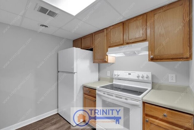 Building Photo - Newly updated and spacious!