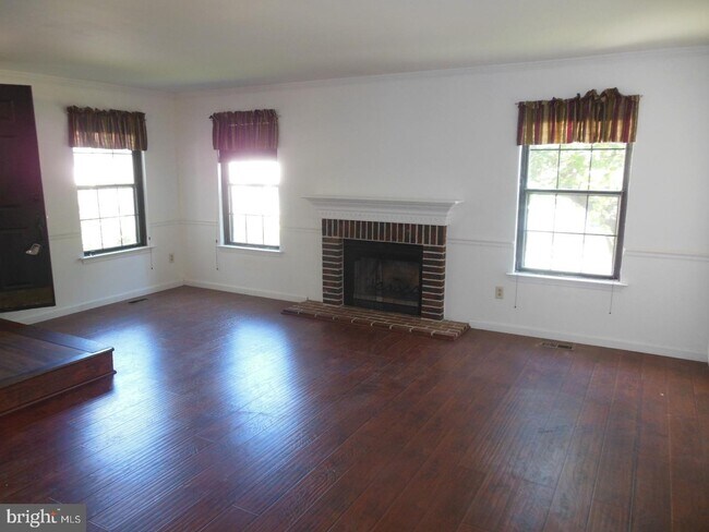 Building Photo - 291 McIntosh Rd