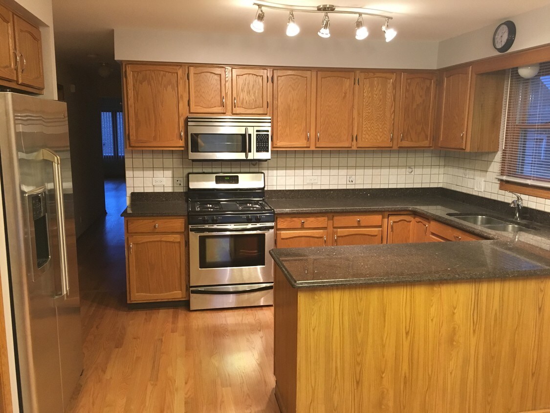 Primary Photo - 4720 N Melvina Ave