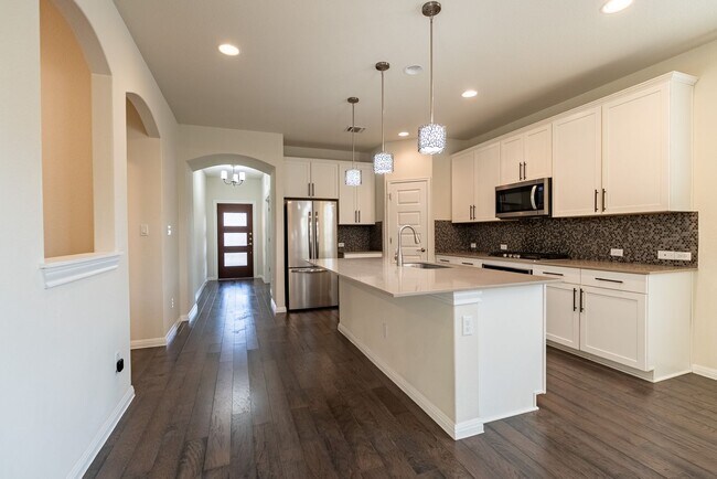 Building Photo - Beautiful 4 bedroom, 3.5 bathroom home in ...