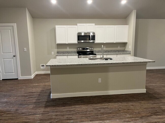 Building Photo - HALF OFF FIRST FULL MONTH OF RENT: Coming ...