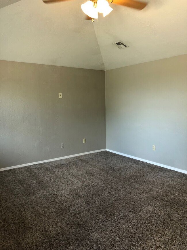 Building Photo - 3 bedrooom in the BISHOP SCHOOL DISTRICT!!!