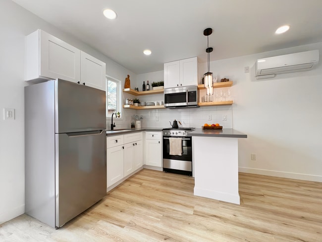 Kitchen - 5903 Glenfinnan Ave