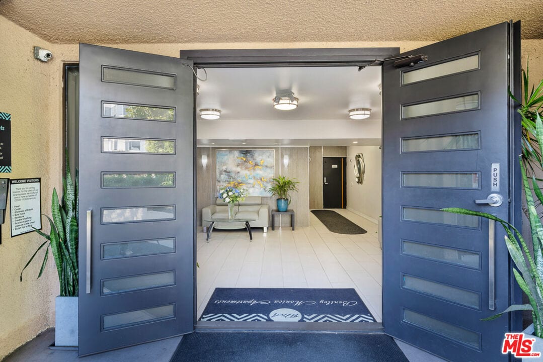 Foto principal - 1727 S Bentley Ave