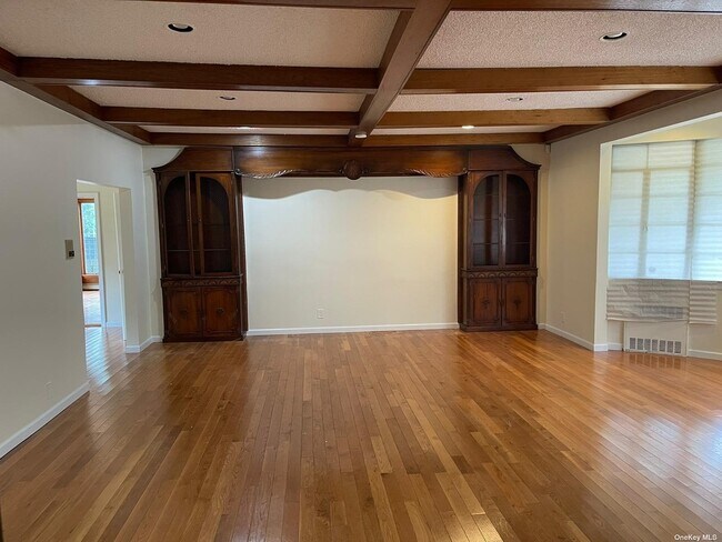 Building Photo - 547 Fairway Dr