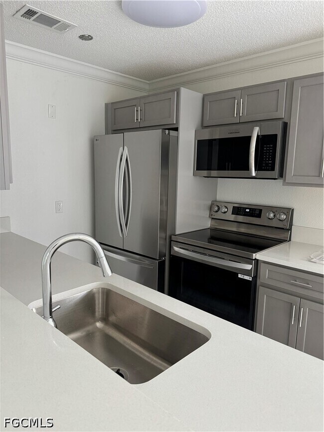 Foto del edificio - 3225 E Riverside Dr