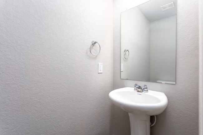 Building Photo - Stylish, Spacious & Close to It All – Your Ideal Townhome Awaits!
