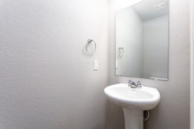 Foto del edificio - Stylish, Spacious & Close to It All – Your Ideal Townhome Awaits!