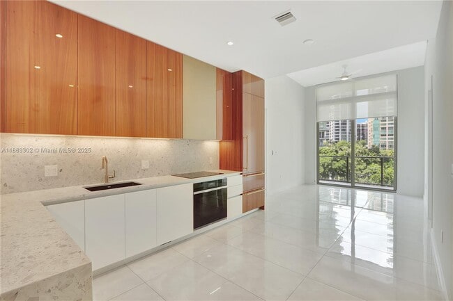 Building Photo - 2655 S Bayshore Dr