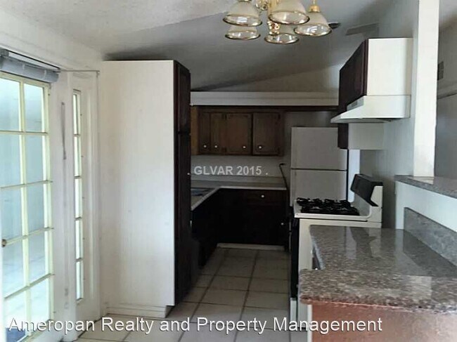 Building Photo - 3 br, 2 bath House - 709 Evergreen Cr