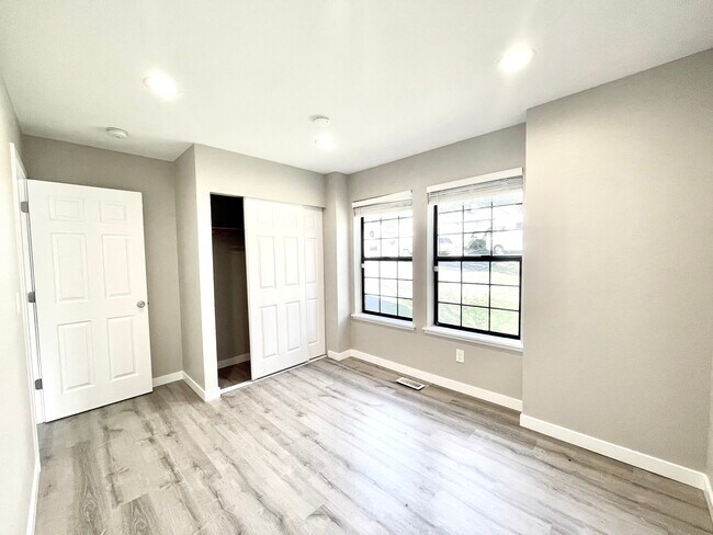 Foto del edificio - 2742 Sylvan Dr W