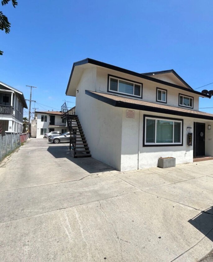 Building Photo - 418 Almond Ave