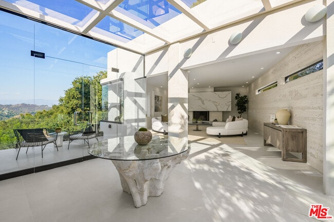 Foto del edificio - 8896 Lookout Mountain Ave