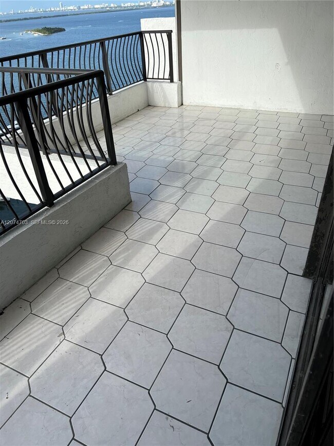 Foto del edificio - 555 NE 15th St