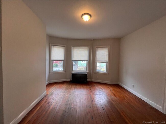 Foto del edificio - 14 Relay Pl