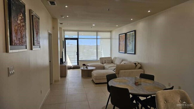 Building Photo - 17 Travis St