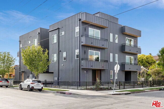 Foto del edificio - 4707 Clinton St