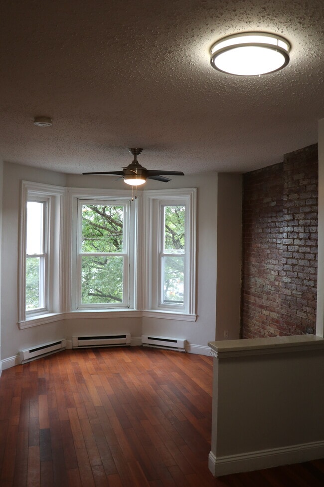 Building Photo - 320 Warren St