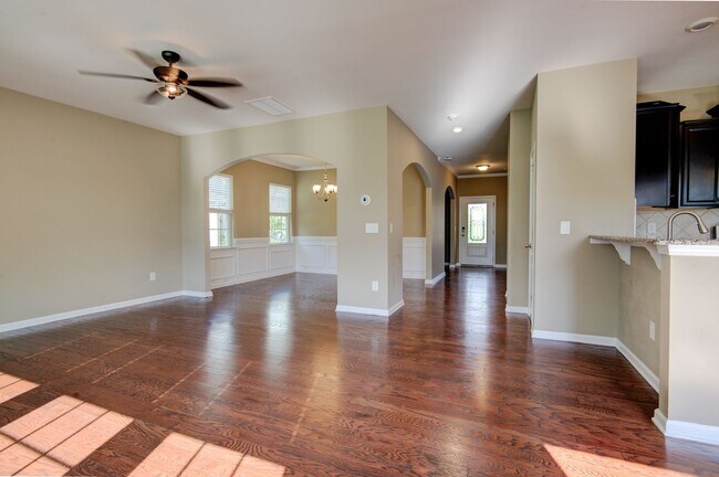 Foto del edificio - COMING SOON! Sophisticated 5-Bedroom Home with Spacious Living & Refined Finishes