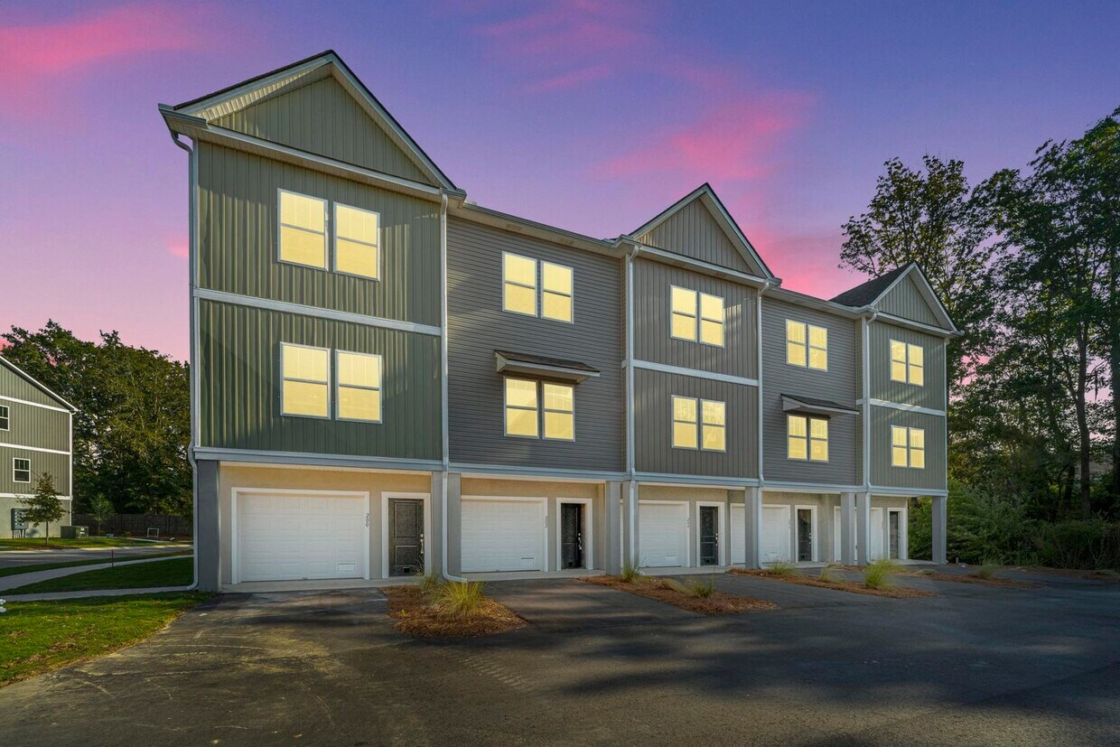 Exterior - 104 Aplomb Aly