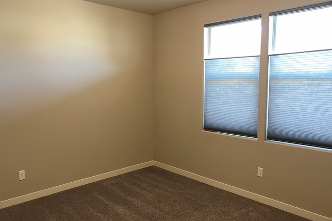 Building Photo - Gorgeous single-level 3x2 with fully fence...