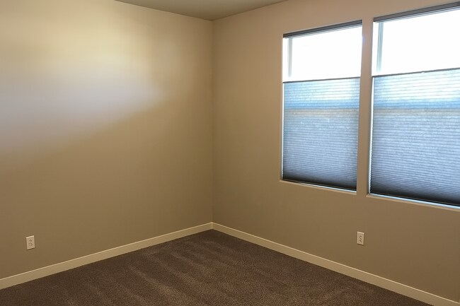 Foto del edificio - Gorgeous single-level 3x2 with fully fence...