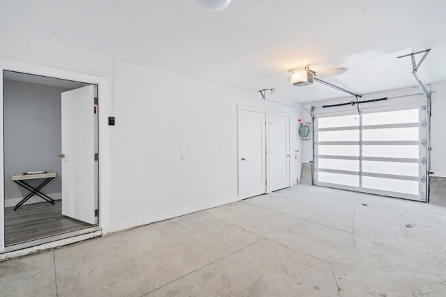Building Photo - 619 Naples St