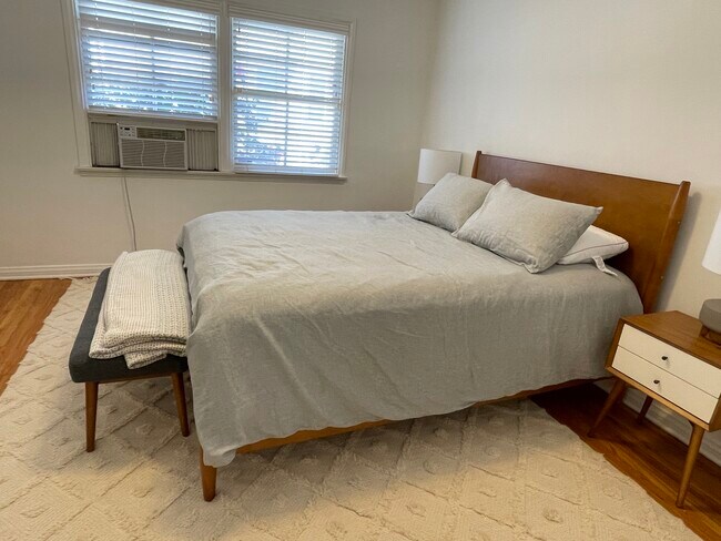 Dormitorio - 10785 Wilkins Ave