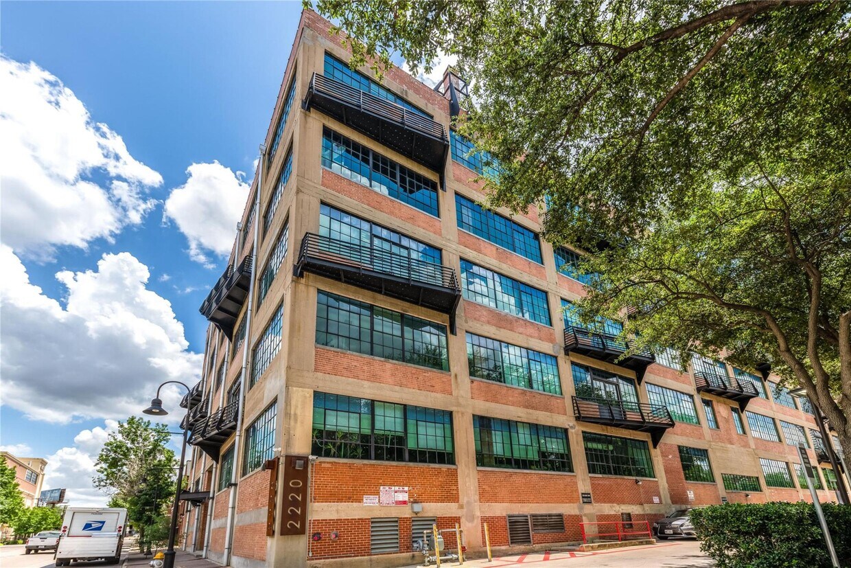 Foto principal - 2220 Canton St