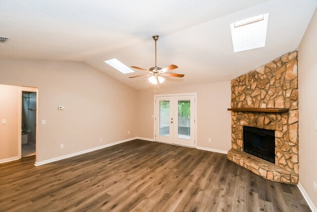 Foto del edificio - 3667 Lumberjack Cir N