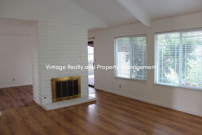 Foto del edificio - Available Soon! Recently Updated Very Nice...