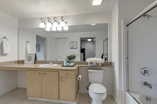 Foto del edificio - 1-bedroom, 1-bathroom top-floor corner unit condo offers comfort & convenience.