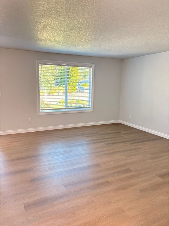 Building Photo - Beautifully Remodeled 3 Bedroom Home with ...