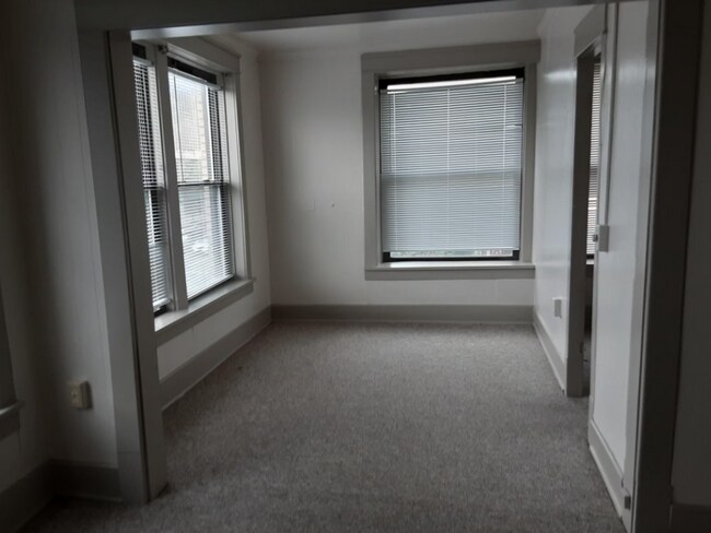 Foto del edificio - 847 1/2 Massachusetts