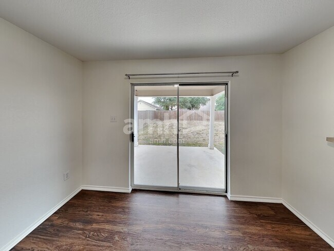 Foto del edificio - 9315 Juniper Spring
