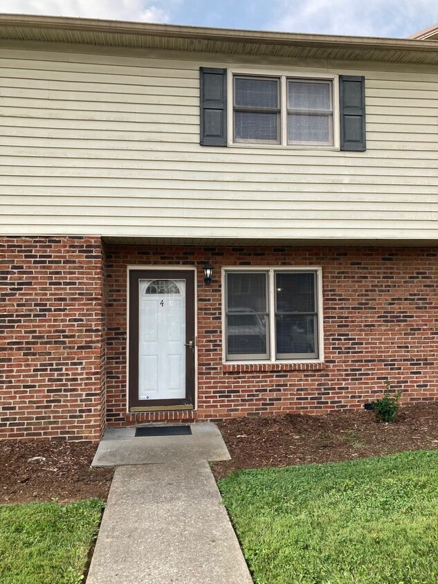 Primary Photo - 2 Bedroom / 1.5 Bath Condo in Johnson City...