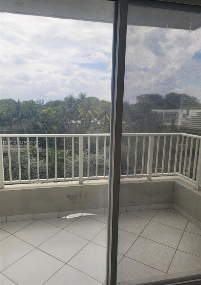 Building Photo - 2600 Collins Ave