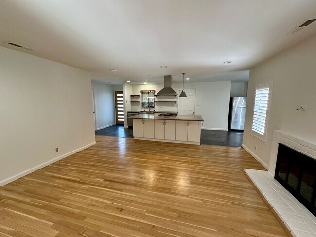 Building Photo - Willowmont Home with Open Floor Plan