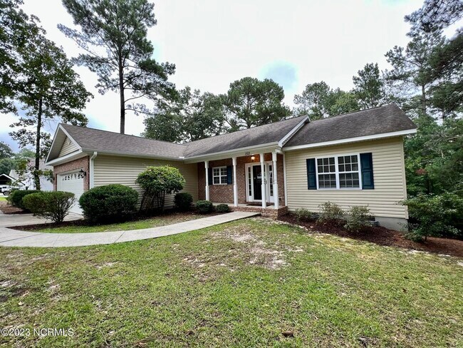Building Photo - 150 Sandhills Cir