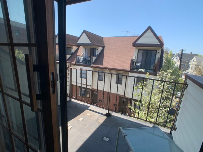 Building Photo - 41 Ashford St