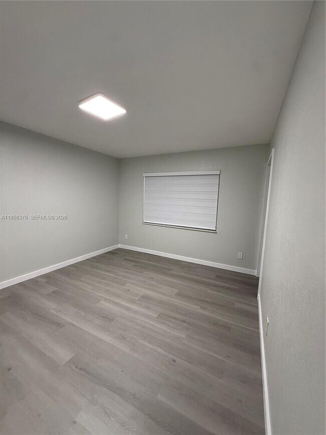 Foto del edificio - 18206 Mediterranean Blvd