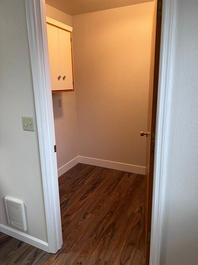Building Photo - 5536 Glenridge Way
