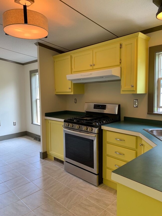 Building Photo - Beautiful Renovated House on Private Count...