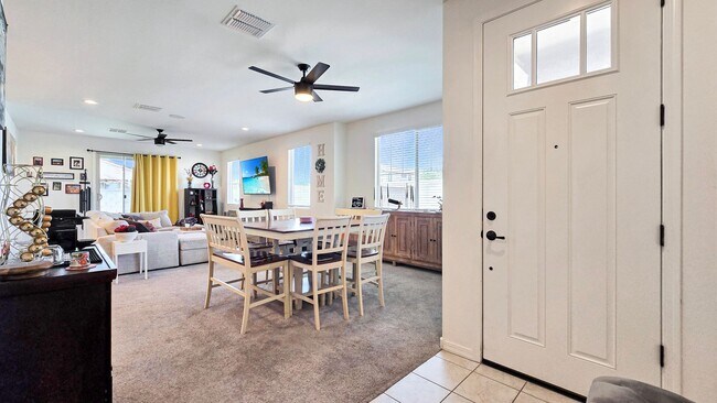 Foto del edificio - Like new home in a new GATED development! ...